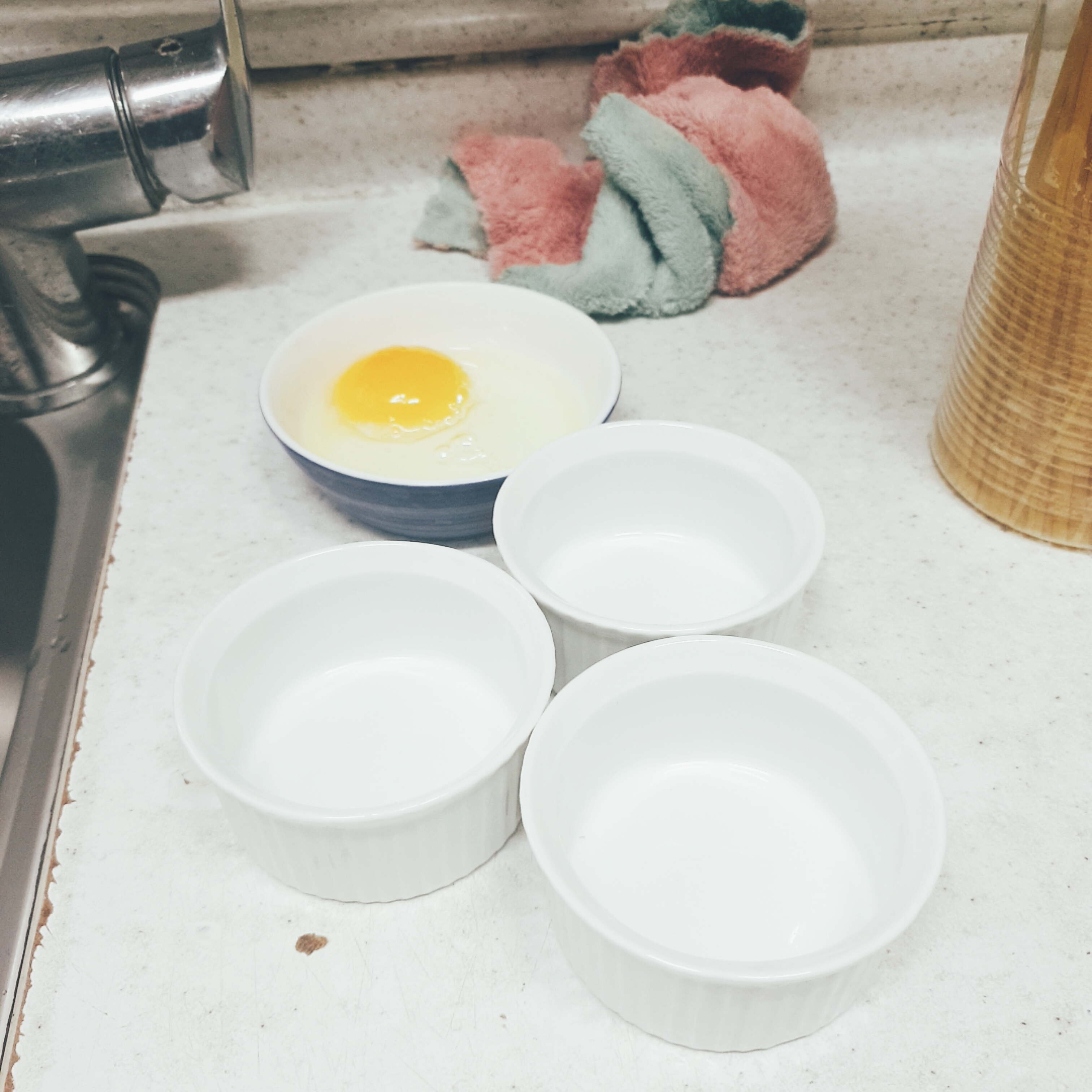 집에 남은 생크림이 있어서 크림 브릴뤠를 만들어보았다. 노른자만 필요한데 어쩌다보니 그냥 다 튀어나온 계란(일주일, 무직)